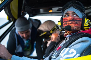 Doha, Katar... 23 Şubat 2018 Katarlı çölün kum tepelerindeki at arabası..