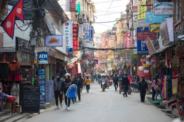Katmandu, Nepal - 20 Nisan 2019: Nepal 'in başkenti Katmandu' daki çeşitli günlük faaliyetlerde yerel halkın sokak görüşü.