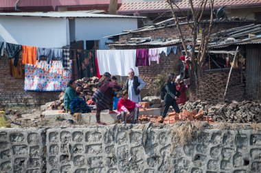 Katmandu, Nepal - 20 Nisan 2019: Nepal 'in başkenti Katmandu' daki çeşitli günlük faaliyetlerde yerel halkın sokak görüşü.