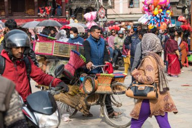 Katmandu, Nepal - 20 Nisan 2019: Nepal 'in başkenti Katmandu' daki çeşitli günlük faaliyetlerde yerel halkın sokak görüşü.