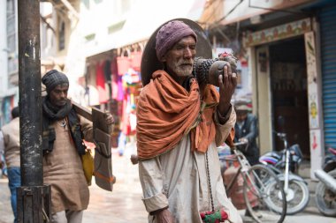 Katmandu, Nepal - 20 Nisan 2019: Nepal 'in başkenti Katmandu' daki çeşitli günlük faaliyetlerde yerel halkın sokak görüşü.