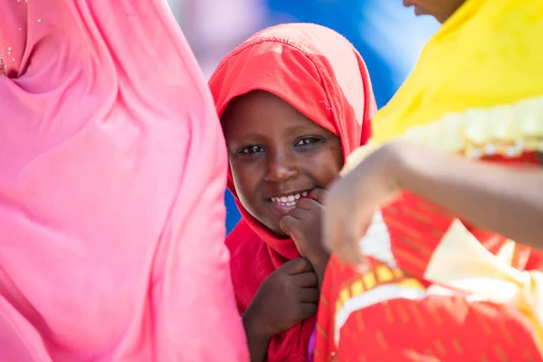 Zanzibar Şehri, Tanzanya-Ocak 05.2019: Kumlu sahildeki günlük faaliyetlerde yerel çocuklar.