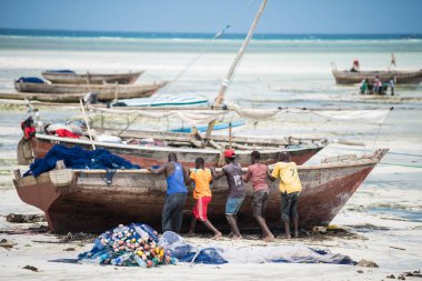 Zanzibar Şehri, Tanzanya-Ocak 02: 2019: Yerel balıkçılar Zanzibar Adası sahilinde teknelerini tamir ediyorlar.