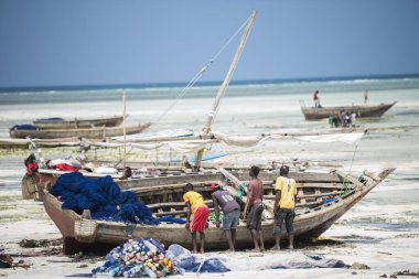 Zanzibar Şehri, Tanzanya-Ocak 02: 2019: Yerel balıkçılar Zanzibar Adası sahilinde teknelerini tamir ediyorlar.