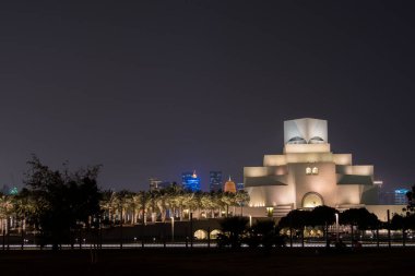 Doha, Katar - 05 Mart 2019: Doha 'daki İslam Sanatları Müzesi gece görüşü.