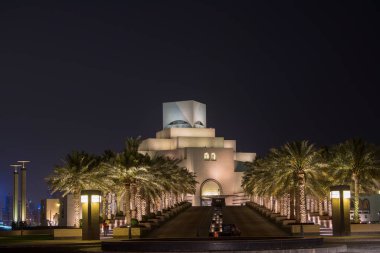Doha, Katar - 05 Mart 2019: Doha 'daki İslam Sanatları Müzesi gece görüşü.