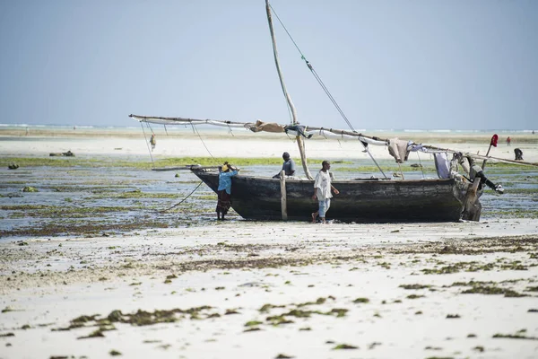 탄자니아 잔지바르 2019 어부들 잔지바르 해변에서 수리하고 — 스톡 사진