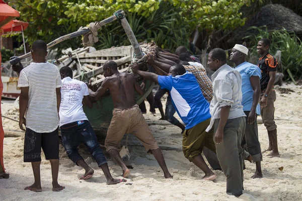 Zanzibar City Tanzânia Janeiro 2019 Pescadores Locais Estão Reparando Seus — Fotografia de Stock