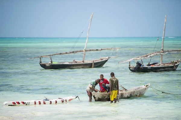 Zanzibar Şehri, Tanzanya-Ocak 02: 2019: Yerel balıkçılar Zanzibar Adası sahilinde teknelerini tamir ediyorlar.