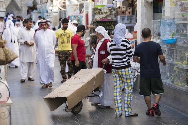 ドーハ カタール 2019年3月5日 古い市場内のペットショップがある通りSouk Waqif — ストック写真