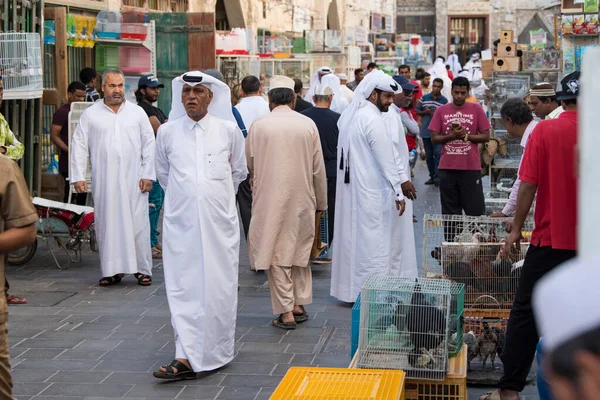 ドーハ カタール 2019年3月5日 古い市場内のペットショップがある通りSouk Waqif — ストック写真