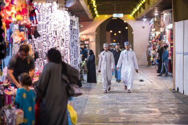 Muscat, Umman - 05 Mart 2019: Eski Mutrah kasabasındaki çeşitli faaliyetlerde sokakları, dükkanları ve yerel halkı gece görüşü.