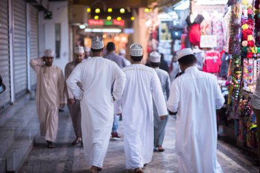 Muscat, Umman - 05 Mart 2019: Eski Mutrah kasabasındaki çeşitli faaliyetlerde sokakları, dükkanları ve yerel halkı gece görüşü.