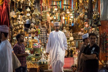Muscat, Umman - 05 Mart 2019: Eski Mutrah kasabasındaki çeşitli faaliyetlerde sokakları, dükkanları ve yerel halkı gece görüşü.