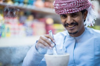 Muscat, Umman - 05 Mart 2019: Eski Mutrah kasabasındaki çeşitli faaliyetlerde sokakları, dükkanları ve yerel halkı gece görüşü.