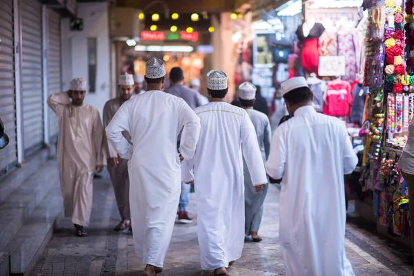 Muscat, Umman - 05 Mart 2019: Eski Mutrah kasabasındaki çeşitli faaliyetlerde sokakları, dükkanları ve yerel halkı gece görüşü.