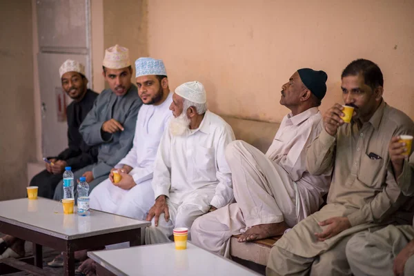 Muscat, Umman - 05 Mart 2019: Eski Mutrah kasabasındaki çeşitli faaliyetlerde sokakları, dükkanları ve yerel halkı gece görüşü.