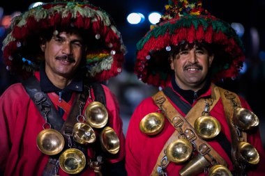 Marakeş, Fas - 28 Şubat 2018: Marakeş Medine 'nin Djemaa el Fna Meydanı' nda geleneksel kostüm giymiş Faslı su satıcısı. 