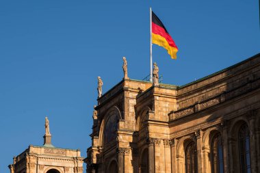 Münih, Almanya - 20 Aralık 2021: Münih 'te bir saray olan Maximilianeum, yetenekli bir öğrenci vakfının evi olarak inşa edildi fakat 1949 yılından beri Bavyera Eyalet Meclisi' ne ev sahipliği yapmaktadır..