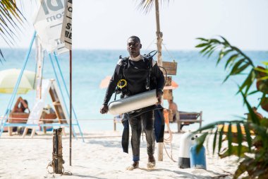 Zanzibar Şehri, Tanzanya-Ocak 05.2019: Zanibar adasının kumlu sahillerinde turist dalgıçları.