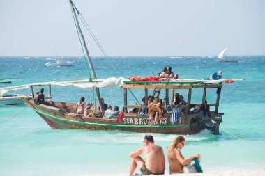 Zanzibar, Tanzanya - 22 Ocak 2019: Turistler Zanzibar adasından Pongwe Körfezi plajına tekne ile döndüler.