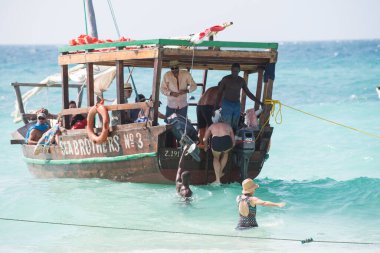 Zanzibar, Tanzanya - 22 Ocak 2019: Turistler Zanzibar adasından Pongwe Körfezi plajına tekne ile döndüler.