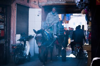 Marakeş, Fas - 28 Şubat 2022: Medine 'nin dar sokaklarında, eşek arabaları hala mal taşımak için kullanılıyor.