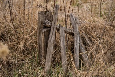 Sunja, Hırvatistan, 11 Nisan 2022: Kırsal bir alanda eski harap olmuş ahşap çit.
