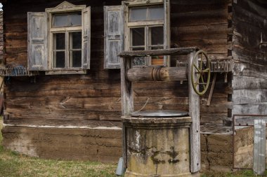 Çiftlikteki eski bir kuyu. Kırsal kesimde su çekmek için..