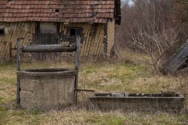 Çiftlikteki eski bir kuyu. Kırsal kesimde su çekmek için..