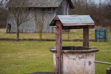 Çiftlikteki eski bir kuyu. Kırsal kesimde su çekmek için..