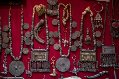 Muscat, Umman - 05 Mart 2022 Eski Mutrah kasabasının pazar dükkanlarında her türlü hediyelik eşya yasaklandı.