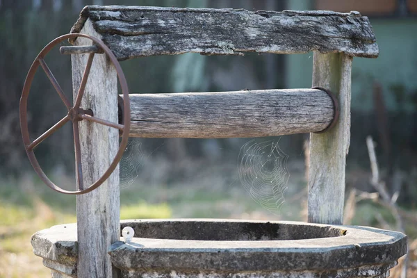 Velho Poço Quinta Poço Para Desenhar Água Localizada Campo — Fotografia de Stock