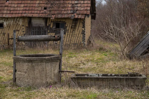 Çiftlikteki eski bir kuyu. Kırsal kesimde su çekmek için..