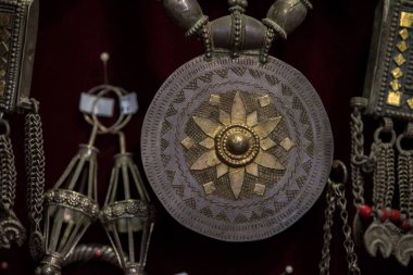 Muscat, Umman - 05 Mart 2022 Eski Mutrah kasabasının pazar dükkanlarında her türlü hediyelik eşya yasaklandı.