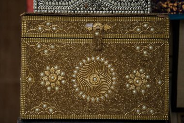 Muscat, Umman - 05 Mart 2022 Eski Mutrah kasabasının pazar dükkanlarında her türlü hediyelik eşya yasaklandı.