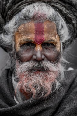 Katmandu, Nepal... 20 Mart 2022 Sadhu-Hintli Holymen tapınakta oturuyor. Hinduizm 'de Sadhu, bir mistik, sofu ve yogacı için kullanılan yaygın bir terimdir.. 