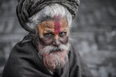 Katmandu, Nepal... 20 Mart 2022 Sadhu-Hintli Holymen tapınakta oturuyor. Hinduizm 'de Sadhu, bir mistik, sofu ve yogacı için kullanılan yaygın bir terimdir.. 