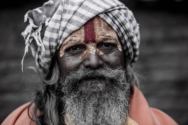 Katmandu, Nepal... 20 Mart 2022 Sadhu-Hintli Holymen tapınakta oturuyor. Hinduizm 'de Sadhu, bir mistik, sofu ve yogacı için kullanılan yaygın bir terimdir.. 