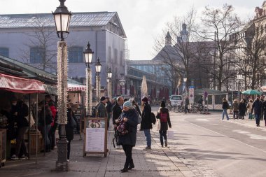 Münih, Almanya - 20 Aralık 2021: Münih 'te Viktualienmarkt üzerine Noel dekorasyonu sunan pazar tezgahı. 