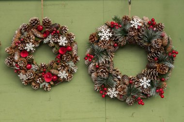 Münih, Almanya - 20 Aralık 2021: Münih 'te Viktualienmarkt üzerine Noel dekorasyonu sunan pazar tezgahı. 