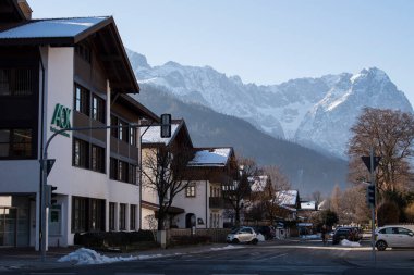 Garmisch-Partenkirchen, Almanya - 22 Aralık 2021: Güneşli kış gününde Garmisch-Partenkirchen sokak manzarası.