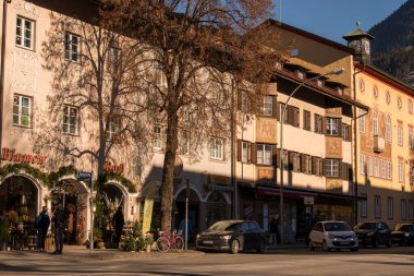 Garmisch-Partenkirchen, Almanya - 22 Aralık 2021: Güneşli kış gününde Garmisch-Partenkirchen sokak manzarası.