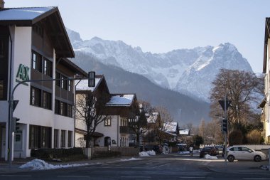 Garmisch-Partenkirchen, Almanya - 22 Aralık 2021: Güneşli kış gününde Garmisch-Partenkirchen sokak manzarası.