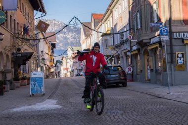Garmisch-Partenkirchen, Almanya - 22 Aralık 2021: Güneşli kış gününde Garmisch-Partenkirchen sokak manzarası.