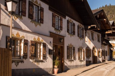 Garmisch-Partenkirchen, Almanya - 22 Aralık 2021: Güneşli kış gününde Garmisch-Partenkirchen sokak manzarası.