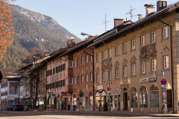 Garmisch Partenkirchen Dezember 2021 Straßenansicht Von Garmisch Partenkirchen Einem Sonnigen — Stockfoto