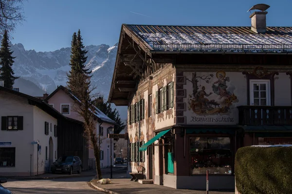 Garmisch Partenkirchen Tyskland December 2021 Gatuvy Över Garmisch Partenkirchen Solig — Stockfoto