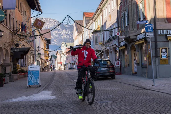 Garmisch-Partenkirchen, Almanya - 22 Aralık 2021: Güneşli kış gününde Garmisch-Partenkirchen sokak manzarası.