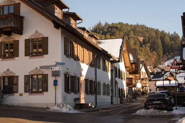 Garmisch-Partenkirchen, Almanya - 22 Aralık 2021: Güneşli kış gününde Garmisch-Partenkirchen sokak manzarası.